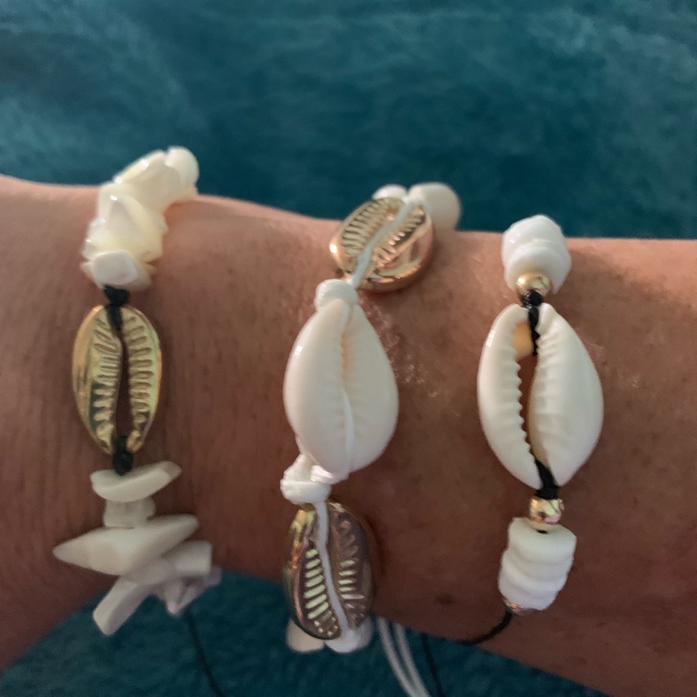 Three piece set of shell bracelets - Picture 4 of 4